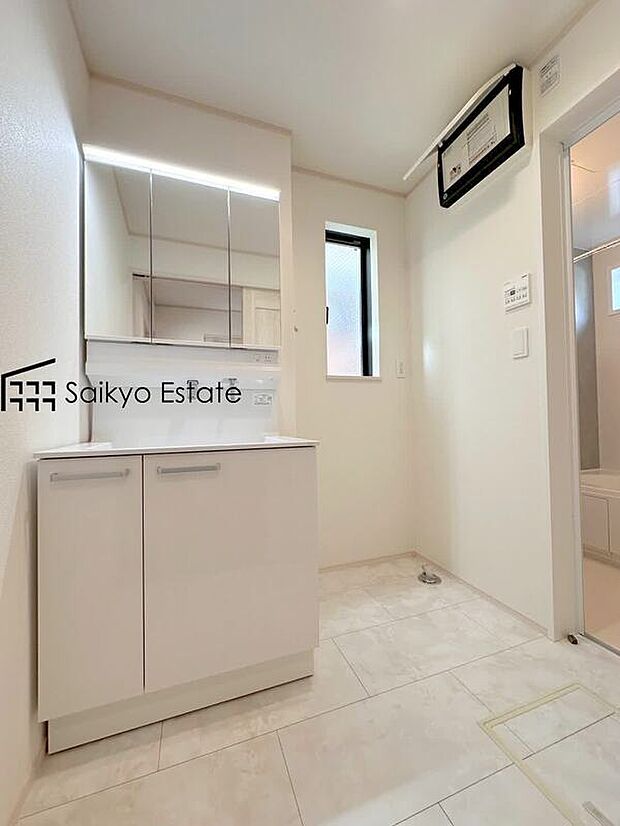 【シャワー付き洗面化粧台】「シャワー付き洗面化粧台」は暮らしを快適にしてくれます。朝の身支度もスムーズに♪