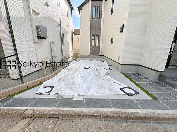 【駐車場】カースペースはコンクリート仕上げ。大切なお車の土ほこりや砂利による傷の心配もありません。
