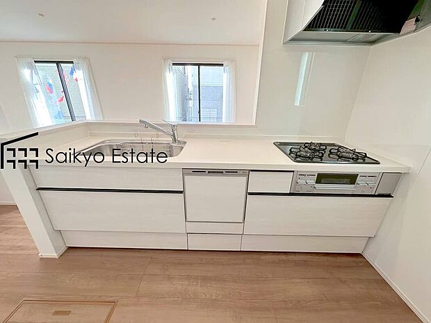 【キッチン】リビングにいる家族とコミュニケーションをとりながら作業が出来る人気のカウンターキッチン。お子様がリビングにいても目が届くので安心です。食洗機付きです
