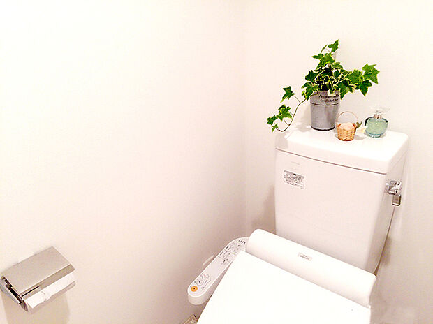 【ウォシュレット付トイレ】いつも綺麗に清潔に!ウォッシュレット付きトイレです!もちろん窓も付いてるので空気の入れ替えも楽にできます。