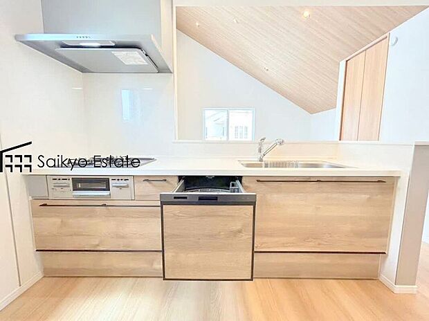 【キッチン【施工例】】リビングにいる家族とコミュニケーションをとりながら作業が出来る人気のカウンターキッチン。お子様がリビングにいても目が届くので安心です。