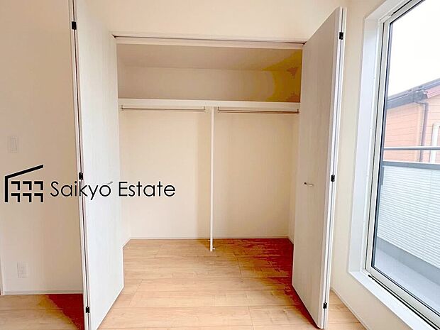 【クローゼット】各居室に収納を設けておりますので、衣類の他にもカバンや小物など何でも収納して、居室の全空間を有効活用できます♪