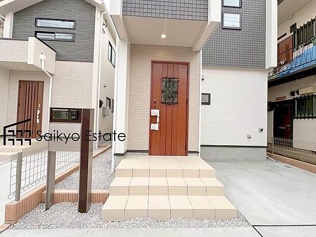 【玄関】家の顔となる玄関は、格調高いデザイン性が求められます。高級感と断熱性、防犯性に優れた玄関ドアを標準装備。