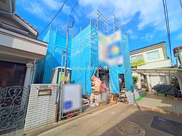 【駐車場】カースペースはコンクリート仕上げの為、雨の日でも足元が気になりません!自転車やバイクを置くスペースもございます!