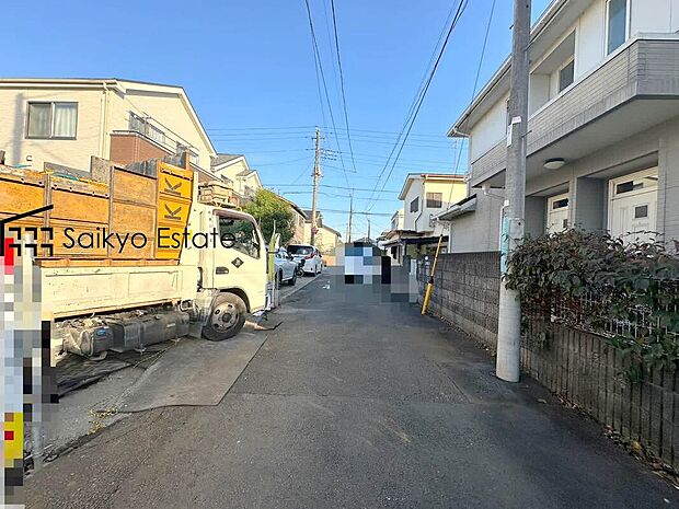 【前面道路を含む現地写真】お車の出し入れがスムーズに出来る前面道路になります。ストレスを感じる事なく出来ますので駐車苦手な方もご安心いただけます。