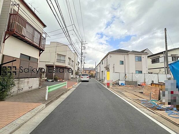 【前面道路】お車の出し入れがスムーズに出来る前面道路になります。ストレスを感じる事なく出来ますので駐車苦手な方もご安心いただけます。