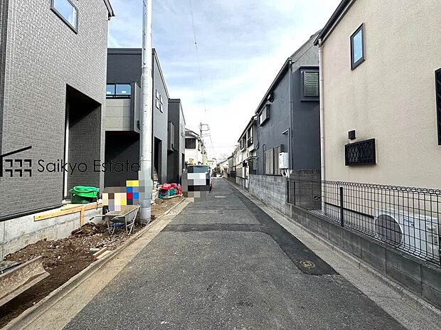 【前面道路を含む現地写真】子育てにも嬉しい、緑豊かな自然が広がる閑静な住宅地、南向きの邸宅です。この機会に是非現地をご覧ください。