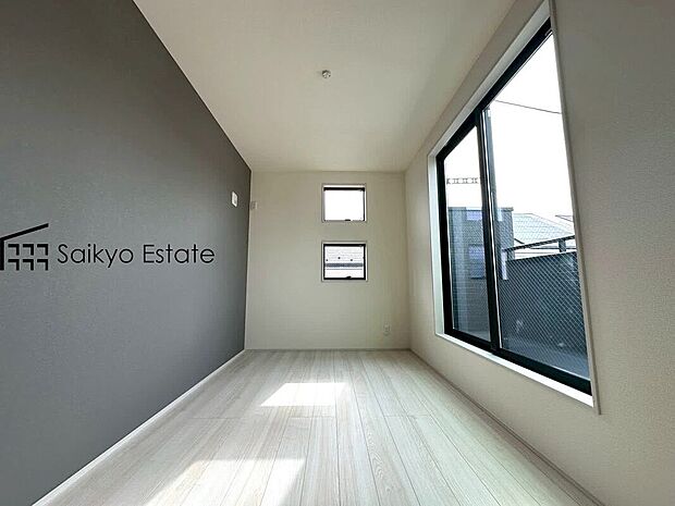 【洋室】2面採光で明るく風通しも良好です!天気の良い日は是非窓を開けて空気の入れ替えをしてみるのはいかがでしょうか♪