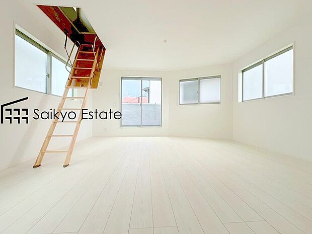 【リビング】開放感と採光にこだわった17.88帖のLDKです。陽光いっぱいの空間で家族団らんの時間も増えそうですね!