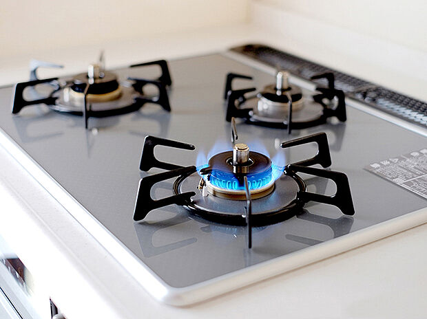 【 【3口ガスコンロシステム】】3口ガスコンロシステムはたくさんの料理が同時に作れて便利な上、凹凸が少ないフラットトップなのでお掃除も楽々です。