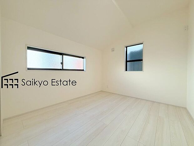 【洋室】窓と収納のある居室が4部屋ございますので、プライベートを分けてのんびりお寛ぎいただけます♪