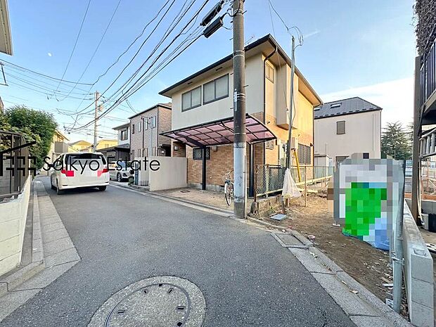 【前面道路】コンビニまで徒歩約4分、スーパーまで徒歩約10分など、周辺は商業施設が充実した暮らし便利な立地です!急なお買い物も安心です♪