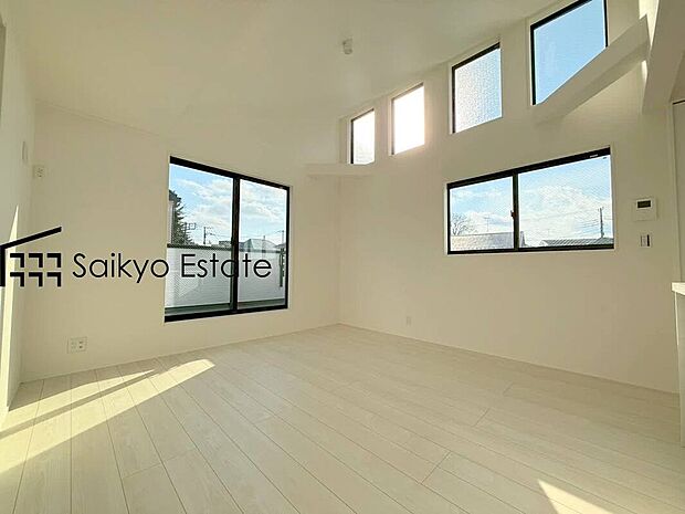 【リビング】バルコニーに出入りの出来るリビングは家事動線が良く便利な上、風通しも良好です！気持ちの良い陽光も差し込みます♪