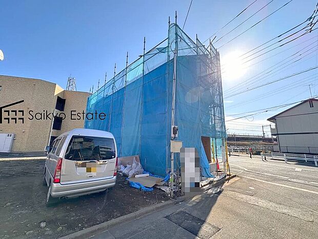 【現地外観】リビングには2箇所に床暖房完備！キッチンには食洗機や食器棚付き！浴室には浴室暖房乾燥機が標準装備！SICやWIC、ファミリークローゼットや固定階段による約6.7帖の小屋裏収納など豊富な収納スペース！