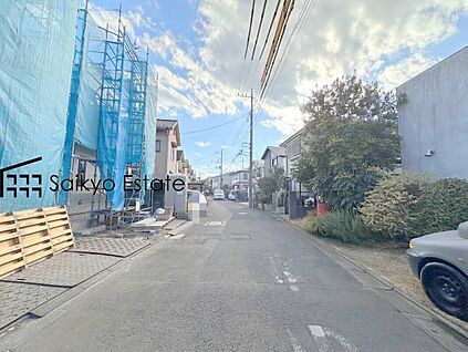 現地外観を含む前面道路