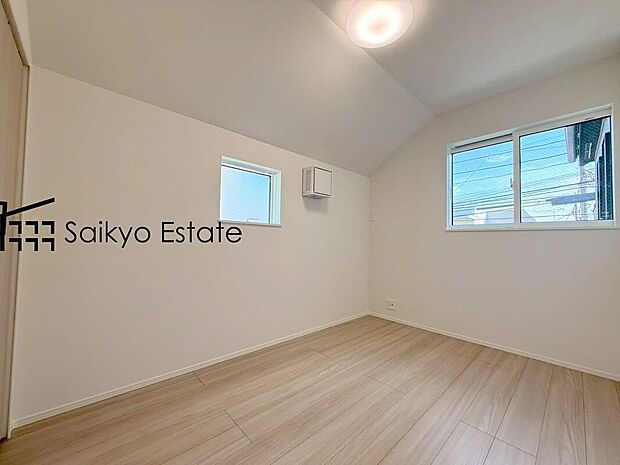 【洋室】2面採光で明るく風通しも良好です!天気の良い日は是非窓を開けて空気の入れ替えをしてみるのはいかがでしょうか♪