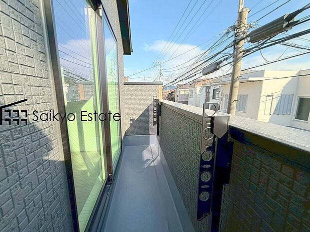 【バルコニー】小学校まで徒歩約4分、中学校まで徒歩約9分でお子様が無理なく通える距離です。保育園や幼稚園も近くに多数あり、子育てファミリーには嬉しい環境です!