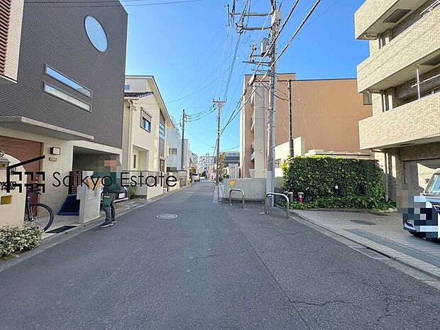 【前面道路】小・中学校、幼稚園や保育園などの教育施設が徒歩圏内、お子様を目の届く範囲で通学させることができ、家族に安心なロケーションです!公共施設、医療施設など、生活をサポートする施設も揃い、住環境良好です!