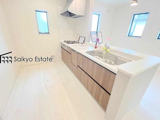 【キッチン【施工例】】リビングにいる家族とコミュニケーションをとりながら作業が出来る人気のカウンターキッチン。お子様がリビングにいても目が届くので安心です。