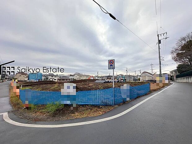 【現地土地写真】周囲にはスーパーをはじめとした買い物施設も揃っています。住みやすさと利便性を兼ね備えた環境です。
