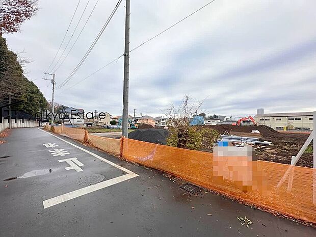 【前面道路を含む現地写真】小学校まで徒歩約5分、中学校まで徒歩約5分でお子様が無理なく通える距離です。幼稚園や保育園も近くに多数あり、子育てファミリーには嬉しい環境です!是非この機会に直接現地をご覧ください。
