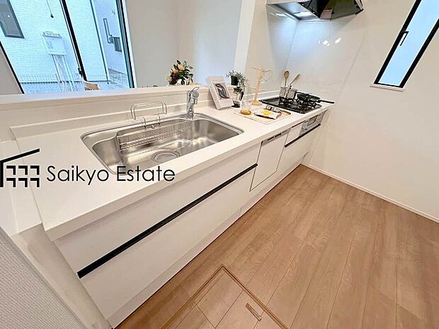 【キッチン(施工例)】リビングにいる家族とコミュニケーションがとりやすい、人気のカウンターキッチンを採用。小さなお子さんがリビングにいても目が届くので安心。来客時には会話を楽しみながらお料理もできます。食洗機付きです!