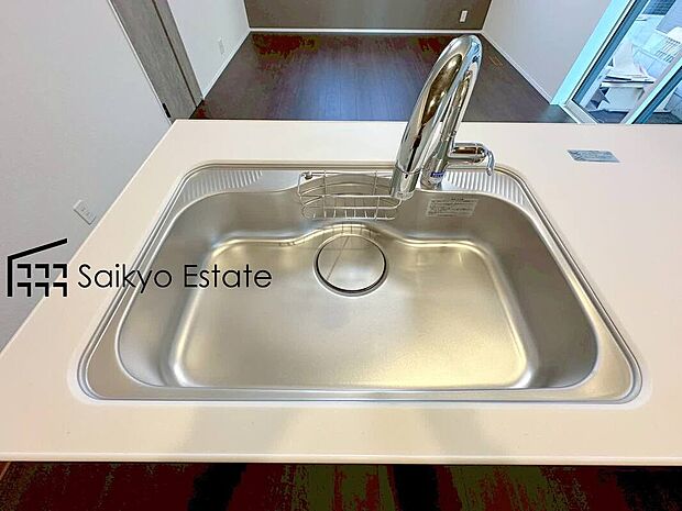 【浄水器】「浄水器」をスリムに内蔵したハンドシャワー式の水栓金具です。シンクもスッキリ!