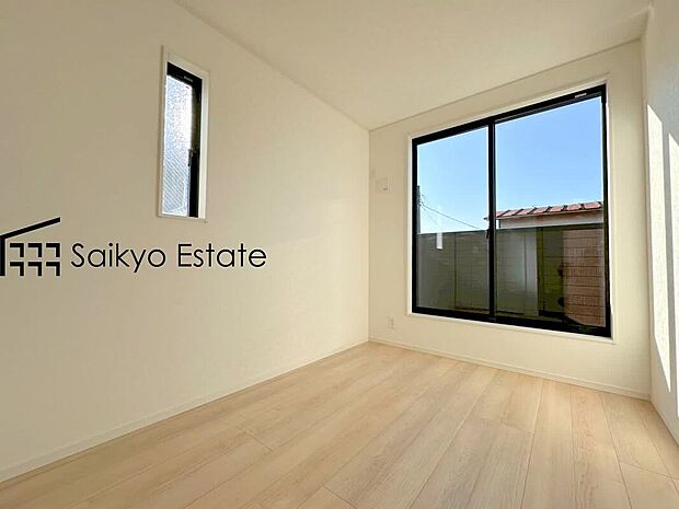 【居室】2面採光で明るく風通しも良好です!天気の良い日は是非窓を開けて空気の入れ替えをしてみるのはいかがでしょうか♪