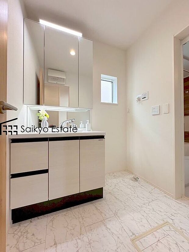 【シャンプードレッサー付洗面化粧台】「シャンプードレッサー付きの洗面台」は暮らしを快適にしてくれます。朝の身支度もスムーズに♪