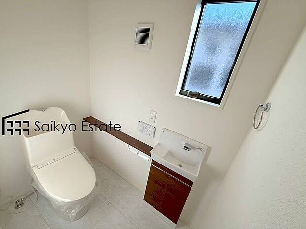 【ウォシュレット付トイレ】「温水清浄便座付きトイレ」は日々の生活を快適にしてくれます。毎日使う場所だからこそ、こだわりたいポイントですね。