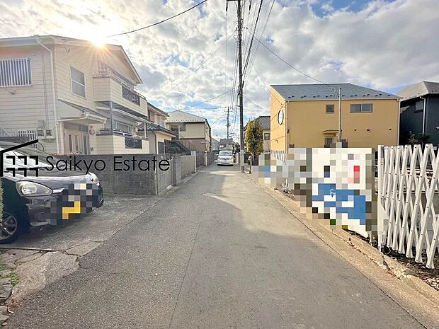 【前面道路】前面道路は4mの幅員がございますので、駐車もスムーズに行えます!駐車が少し苦手なママさんでも安心ですね。