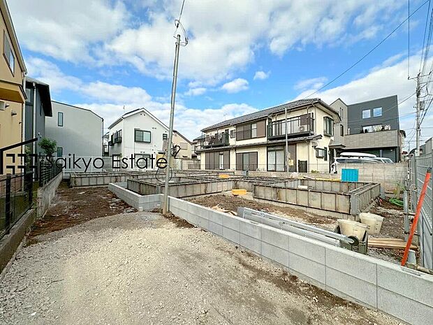 【現地外観】周辺は公園が点在する緑豊かな住環境です。この機会に是非、周辺環境も併せて現地をご覧ください。