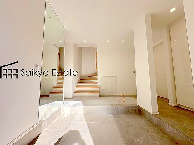 【玄関】明るく広い玄関には収納力に優れたシューズクローゼットがございます。ご家族の靴をスッキリと収納することができます。