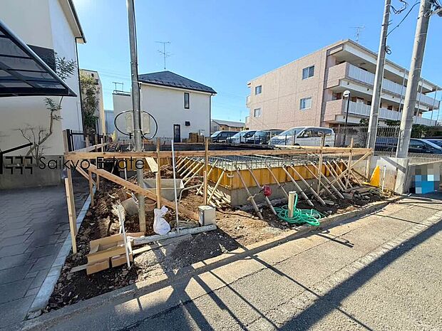 【現地写真】周囲にはスーパーをはじめとした買い物施設も揃っています。住みやすさと利便性を兼ね備えた環境です。