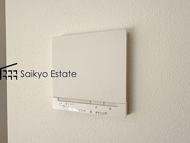 【床暖房】「リビング床暖房」は、空気を汚さずに室内を快適な温度に保ってくれます。お子様でも安心してつける事ができる暖房器具です。