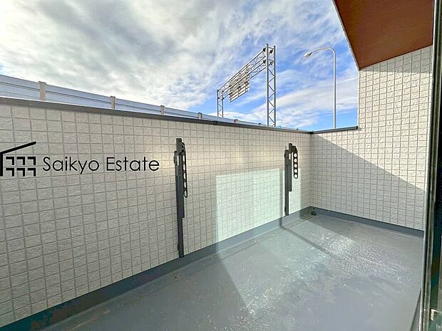 【バルコニー】お洗濯物やお布団を干すのに十分なスペースを確保したバルコニー。南向きで陽当りも良好です♪

