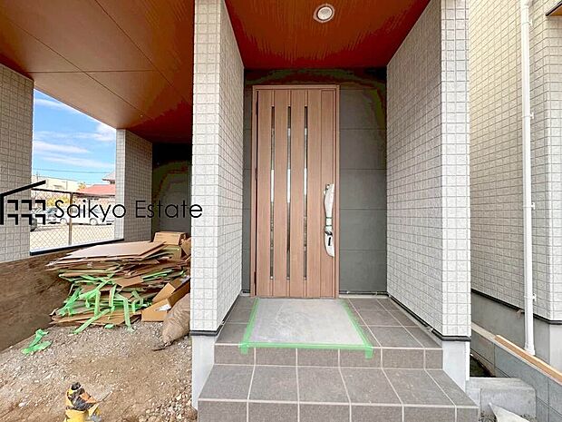 【玄関】家の顔となる玄関は、格調高いデザイン性が求められます。高級感と断熱性、防犯性に優れた玄関ドアを標準装備。