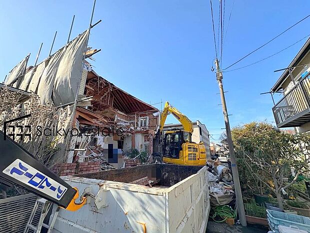 【現地写真】LDK広々18帖以上！家族でゆったり寛げます！収納付きの居室が4部屋！プライベートタイムを楽しめます！A号棟は全室2面採光！B号棟は全室南向きです！システムキッチンには嬉しい食洗機付き！