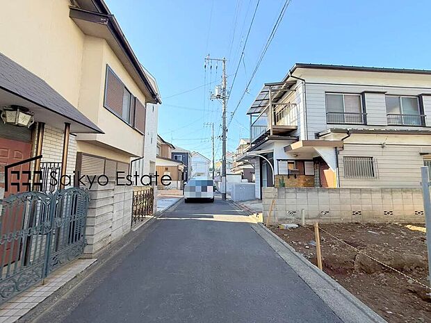 【前面道路】前面道路、幅員がございますので、駐車もスムーズに行えます！駐車が少し苦手なママさんでも安心ですね♪
