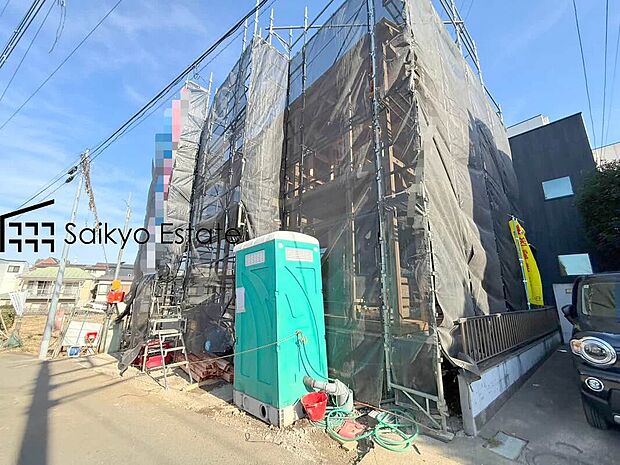 【現地外観】東京ガスが提供する太陽光発電システムを月額サービス料にて使用できる設備が搭載された分譲戸建住宅となります。蓄電池システム利用で停電時も安心です！