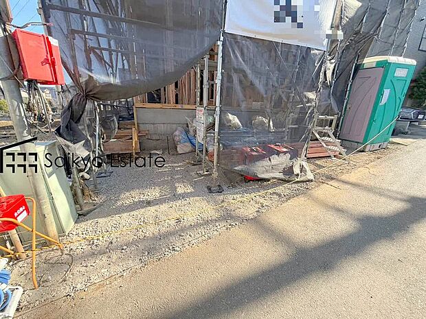 【駐車場】カースペースはコンクリート仕上げの為、雨の日でも足元が気になりません!自転車やバイクを置くスペースもございます!