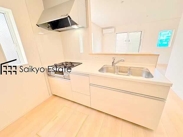 【キッチン【施工例】】リビングにいる家族とコミュニケーションをとりながら作業が出来る人気のカウンターキッチン。お子様がリビングにいても目が届くので安心です。