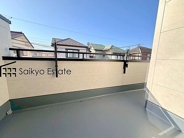 【バルコニー】2部屋から出入りが出来る続きバルコニーは家事動線が良く、沢山の洗濯物やお布団がいっぺんに干せます！南向きで陽当りも良好です♪