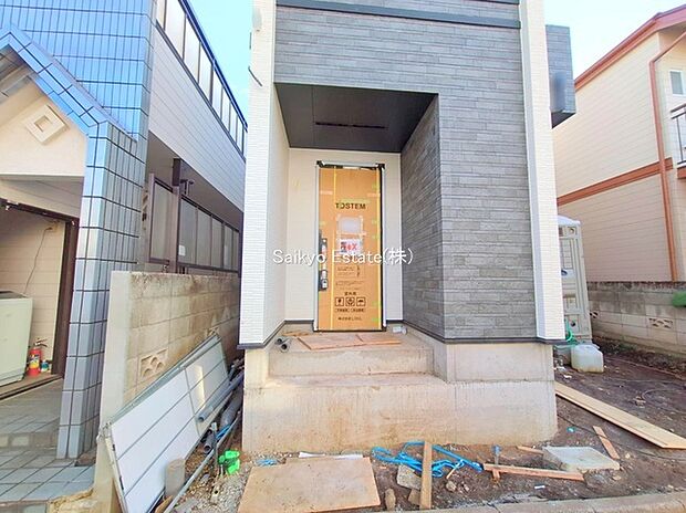 【現地写真】家の顔となる玄関は、格調高いデザイン性が求められます。玄関は、高級感と断熱性、防犯性に優れた玄関ドアを標準装備。
