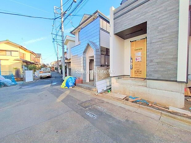 【前面道路】前面道路、幅員がございますので、駐車もスムーズに行えます！駐車が少し苦手なママさんでも安心ですね♪