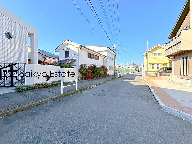 【前面道路】前面道路、幅員がございますので、駐車もスムーズに行えます!駐車が少し苦手なママさんでも安心ですね♪