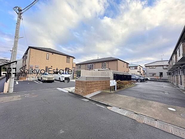 【前面道路】南側5m道路に面した陽当たりの良い立地!新設道路内も幅員が5mあり、お車の切り替えしも出来ますので、駐車もスムーズに行えます!