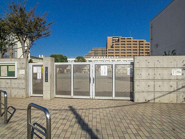 世田谷区立塚戸小学校（約700m）