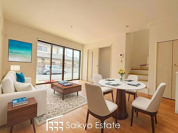 【リビング（施工例）】開放感と採光にこだわった22.7帖のLDKです。陽光いっぱいの空間で家族団らんの時間も増えそうですね！堂々完成しました！