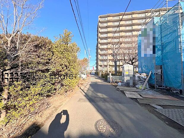 【前面道路】土管型すべり台のある「ぐみの木公園」や「イチョウ公園」で元気に遊んだり、休日には「武蔵野公園」や「野川公園」などでアウトドアタイムを過ごせる嬉しい立地です♪